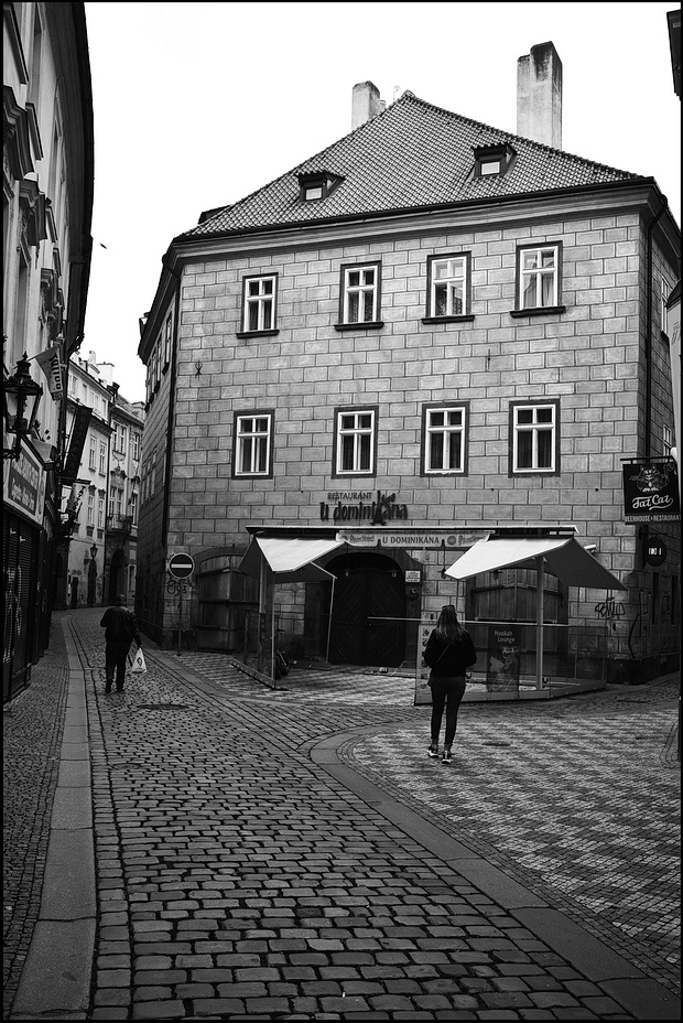 photo "Дом, улица и фигуры" tags: black&white, Prag, Prague, Praha