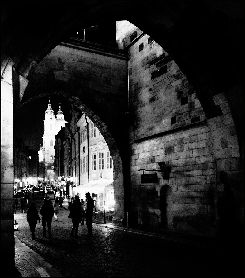 фото "Ночные ворота и люди" метки: черно-белые, Prag, Praha, Прага