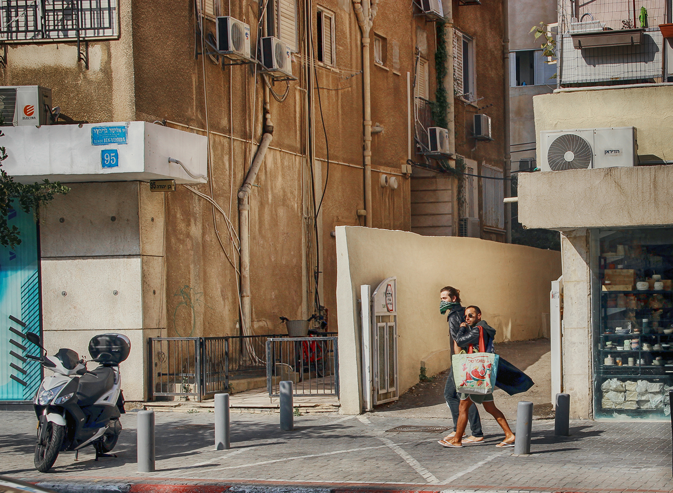 photo "On the streets of the old town..." tags: travel, street, 