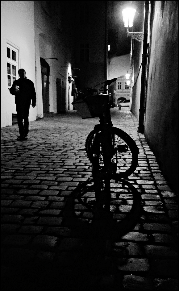 photo "Ночная фигура и велосипед" tags: black&white, Prag, Prague, Praha