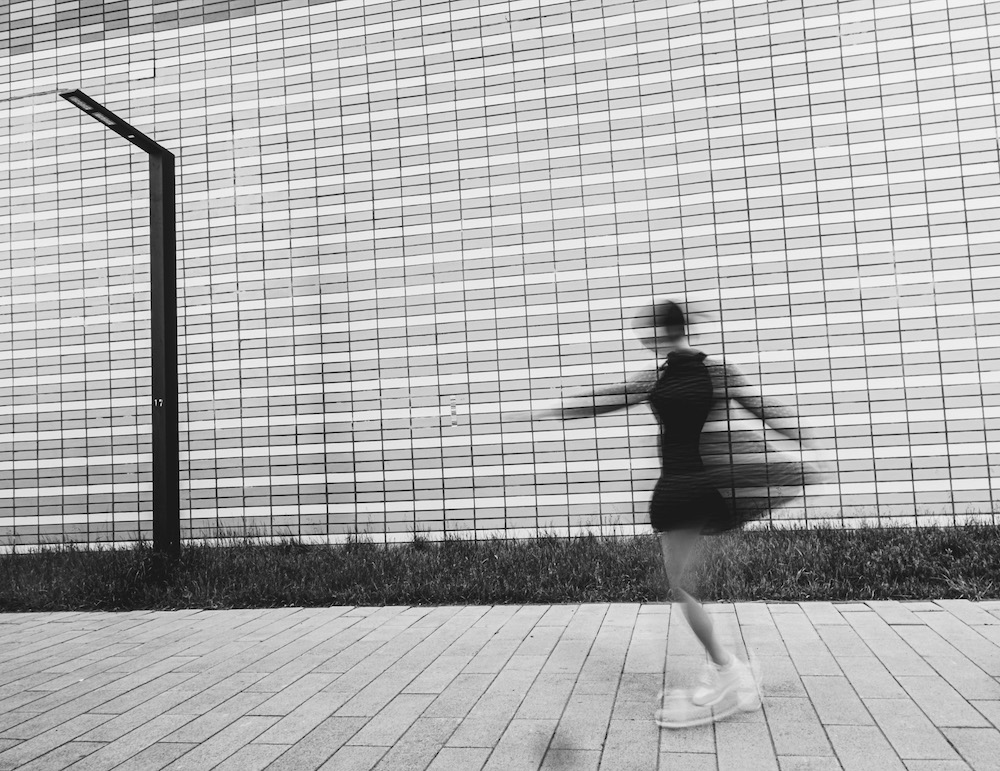 photo "Motion" tags: black&white, city, misc., girl, выдержка, движение, платье