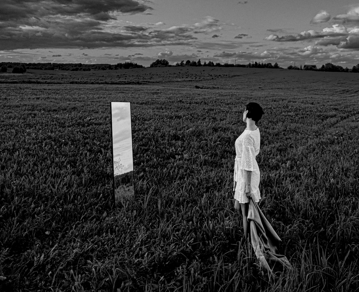 photo "Not alone" tags: black&white, misc., nature, field, girl, зеркало, платье.