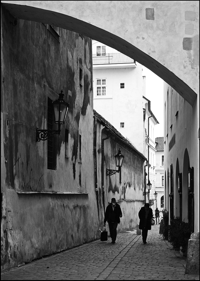 photo "Фигуры и улица" tags: black&white, Prag, Prague, Praha