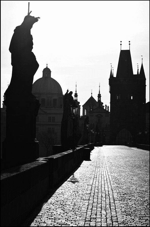 photo "Утро на мосту-3" tags: black&white, architecture, Prag, Prague, Praha