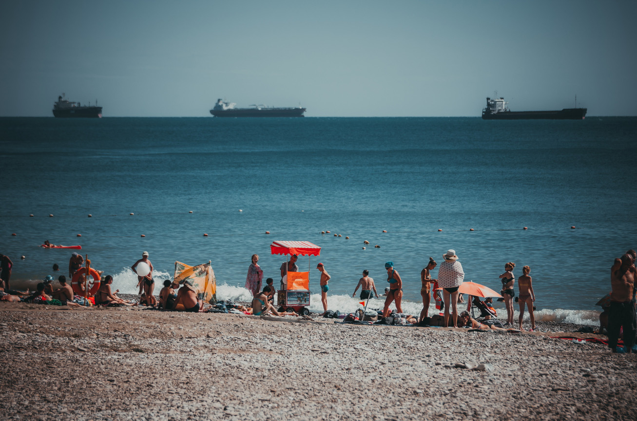 photo "городской пляж" tags: misc., travel, street, beach, sea, ship, summer, water, корабли