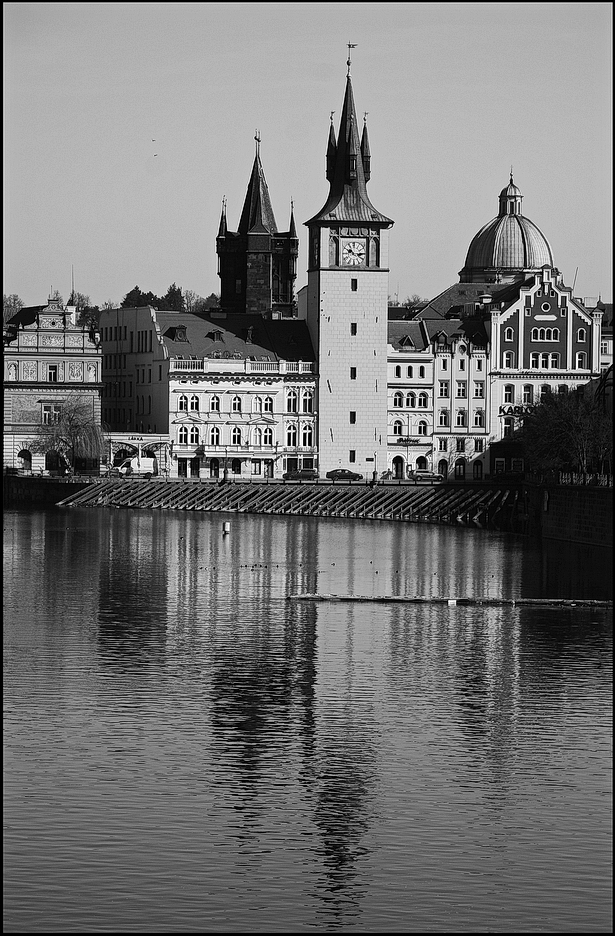 фото "Башни, дома и река" метки: черно-белые, архитектура, Prag, Praha, Прага