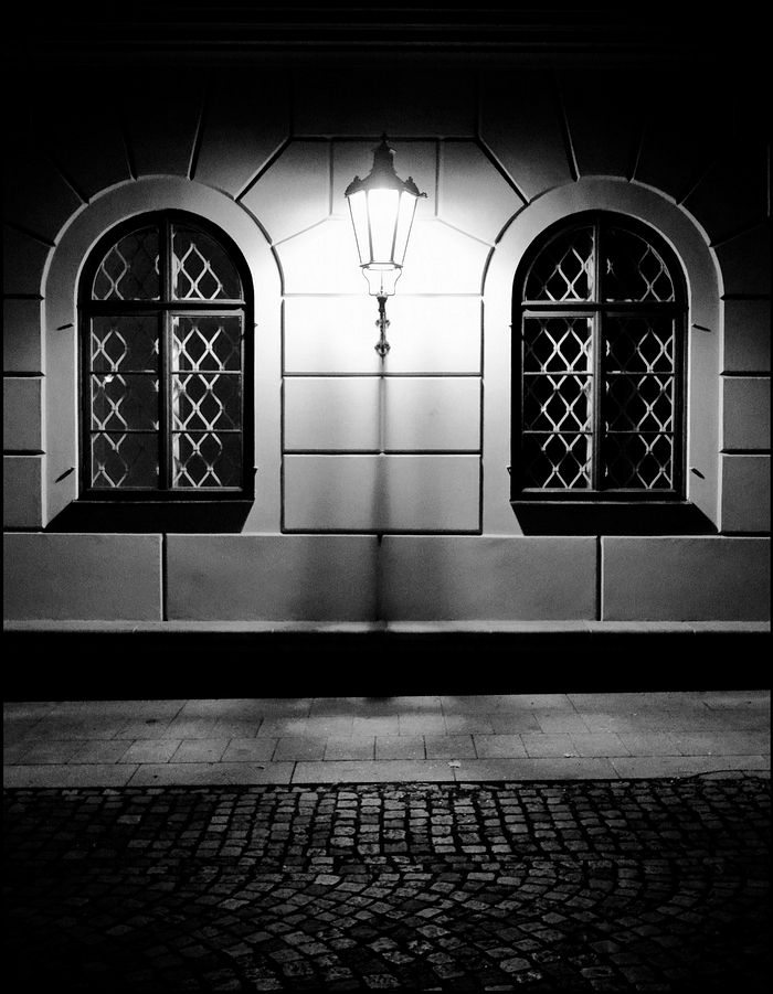 фото "Ночной фонарь и окна" метки: черно-белые, Prag, Praha, Прага