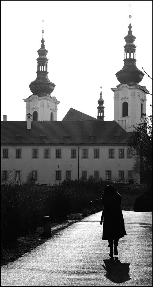 photo "Монастырь и фигура" tags: black&white, Prag, Prague, Praha