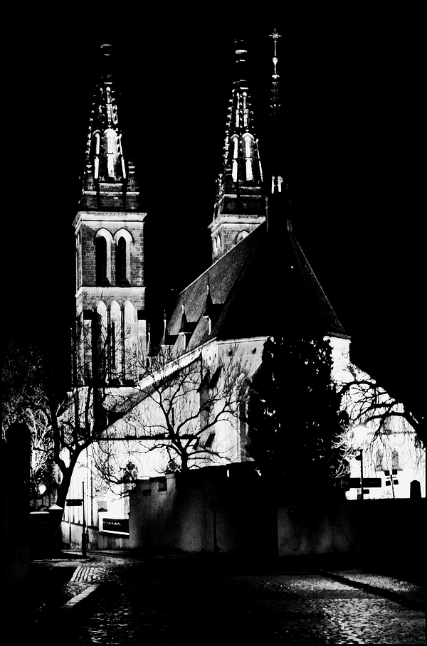 photo "Ночной костел" tags: black&white, architecture, Prag, Prague, Praha