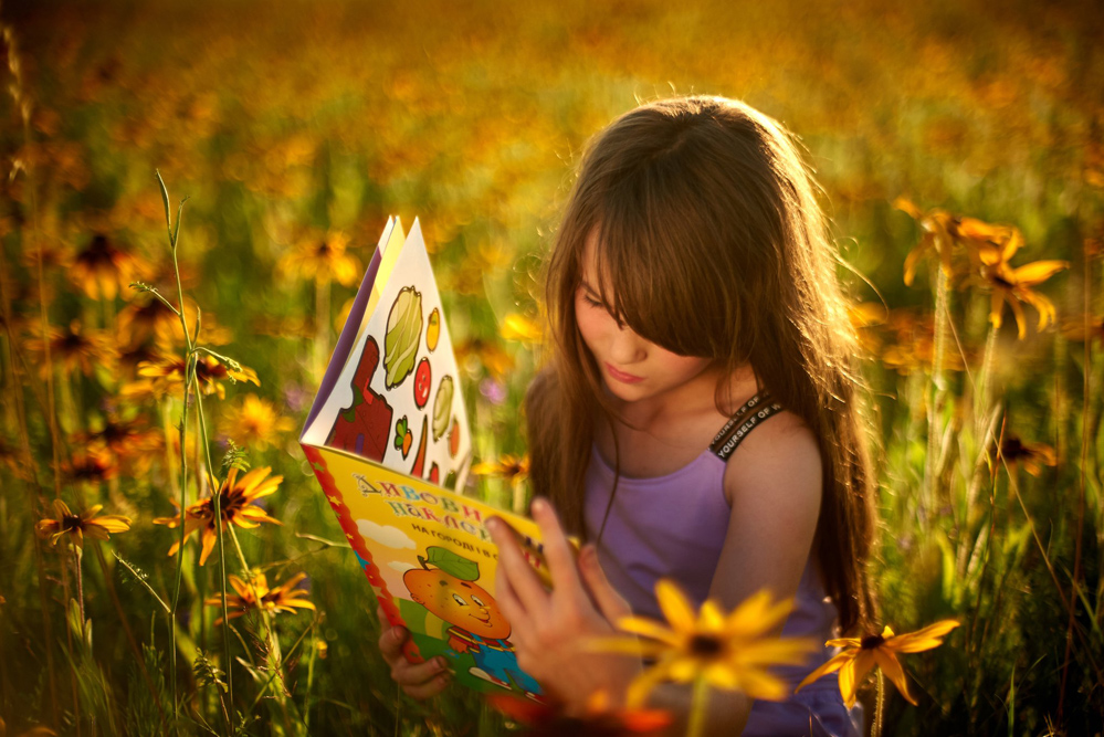 photo "***" tags: portrait, children, evening, field, flowers, meadow, summer, девочка, детский портрет, желтое, книга, полесье