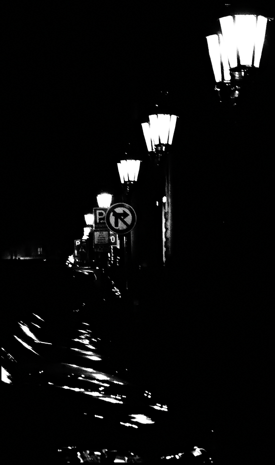 photo "Ночной отблески и фонари" tags: black&white, Prag, Prague, Praha