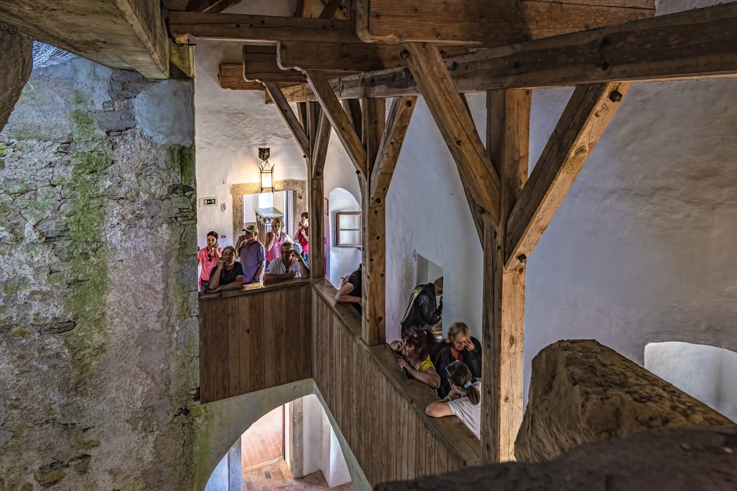 photo "Tourists at the Castle" tags: reporting, 