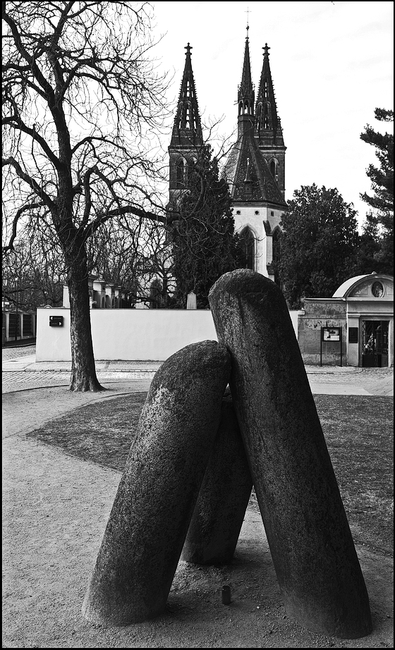 photo "Три башни и колонны" tags: black&white, architecture, Prag, Prague, Praha