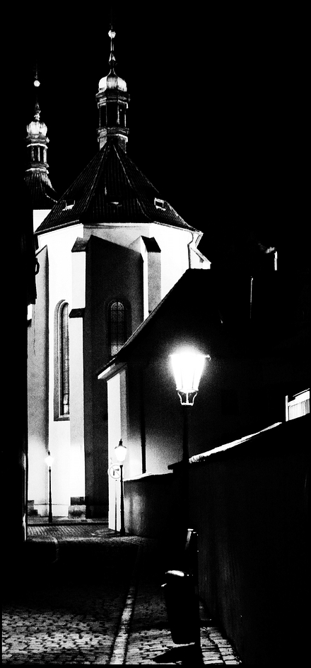 фото "Ночной костел и фонарь" метки: черно-белые, архитектура, Prag, Praha, Прага