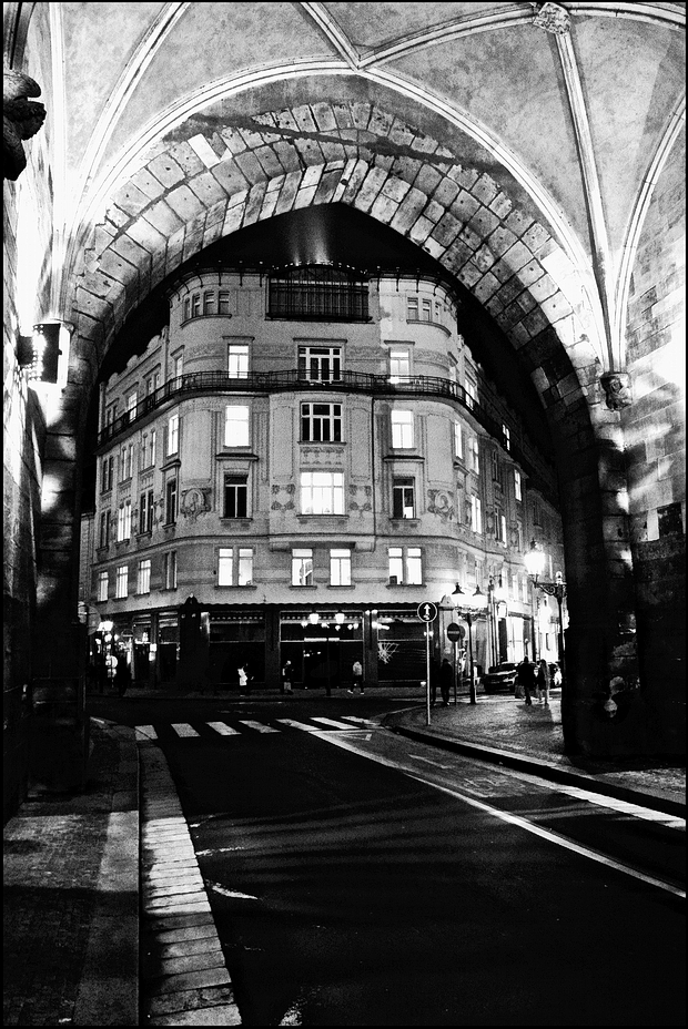 photo "Ночной дом и ворота" tags: black&white, architecture, Prag, Prague, Praha