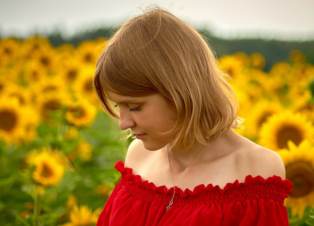 photo "***" tags: portrait, evening, field, girl, summer, sunflowers, sunset, желтое, модель, полесье, портрет девушка, портрет девушка лето