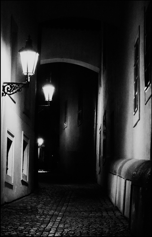 photo "Ночная улица и фонари" tags: black&white, Prag, Prague, Praha