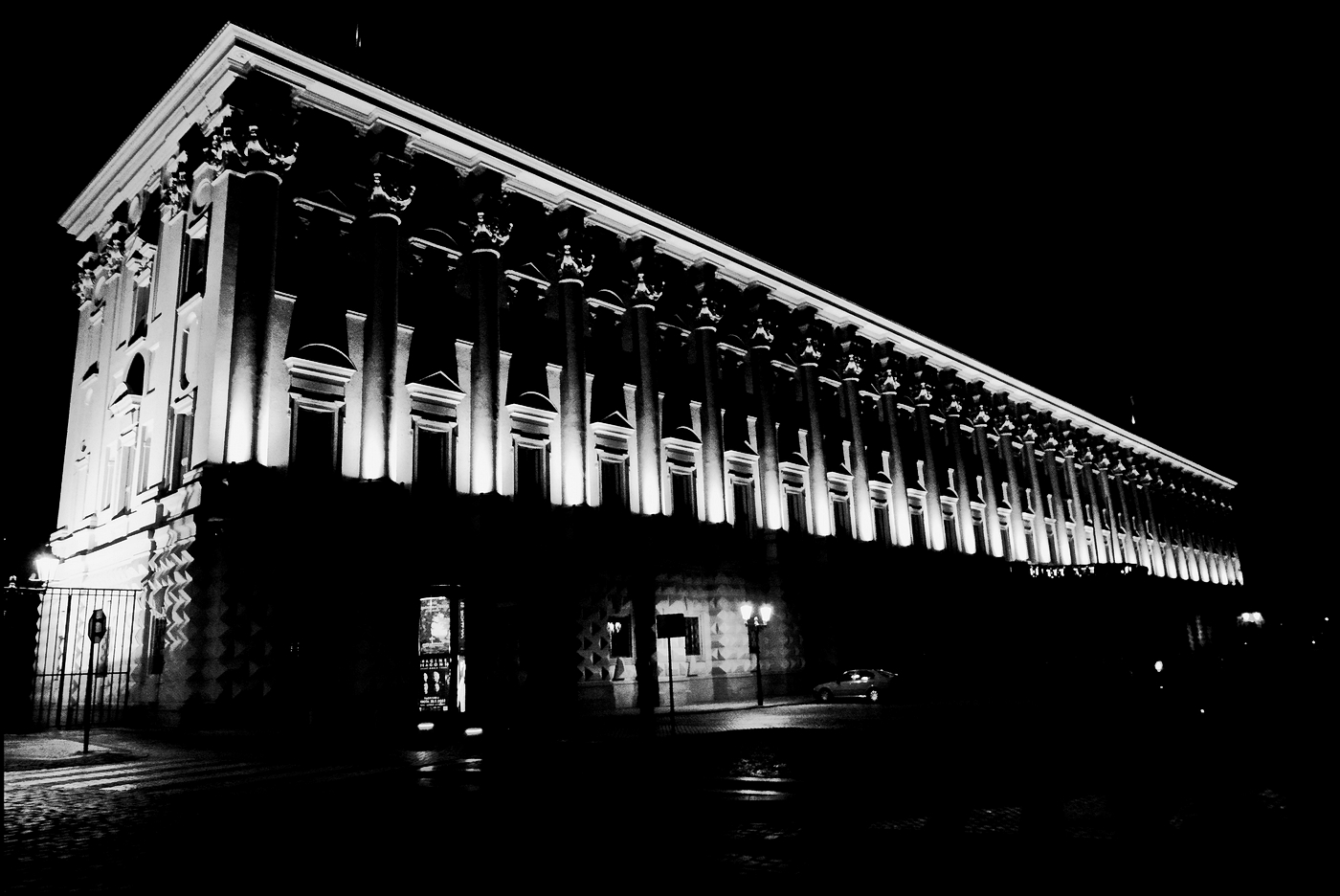 фото "Ночной вид на Чернинский дворец" метки: черно-белые, архитектура, Prag, Praha, Прага
