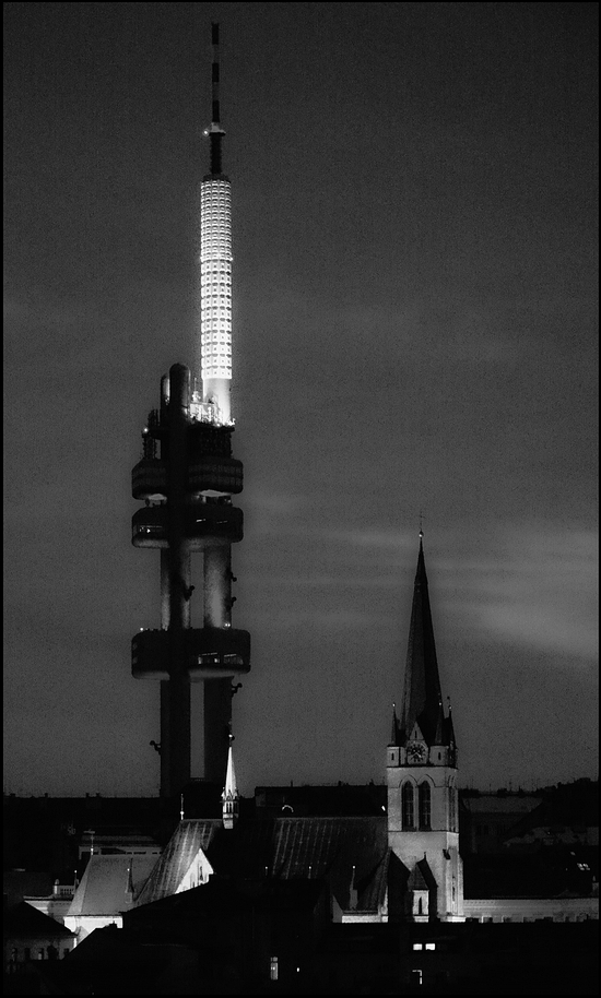 photo "Большая и маленькая башня" tags: black&white, architecture, Prag, Prague, Praha