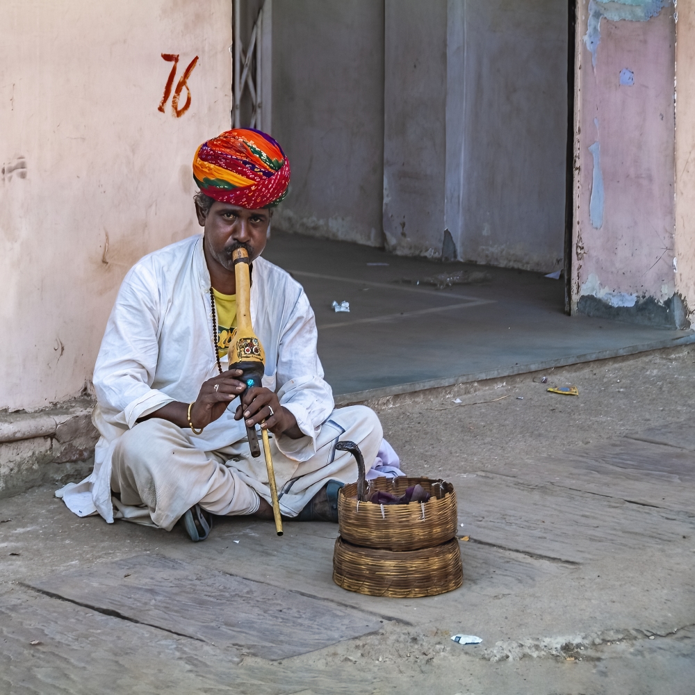 photo "Snake Charmer" tags: street, 