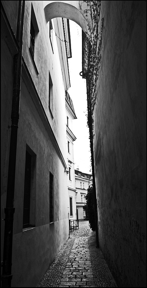 фото "Узкий проход" метки: черно-белые, Prag, Praha, Прага