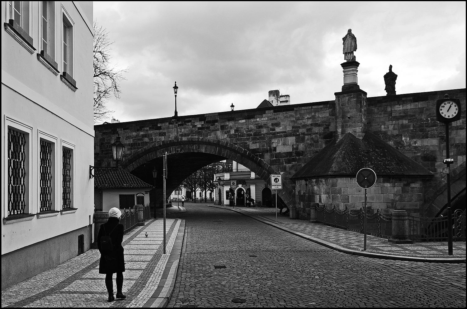 фото "У Карлова моста-7" метки: черно-белые, Prag, Praha, Прага