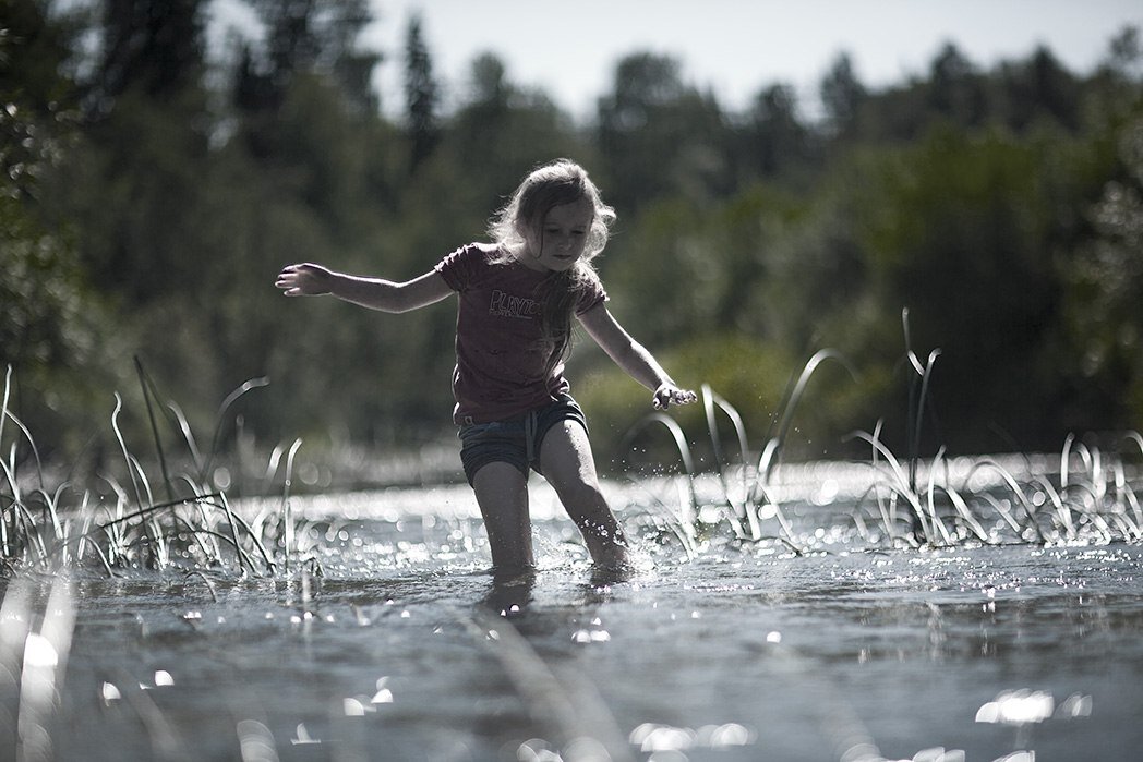 photo "На реке Покше блиэ д. Сумароково" tags: portrait, genre, reporting, river, water, девочка, туризм