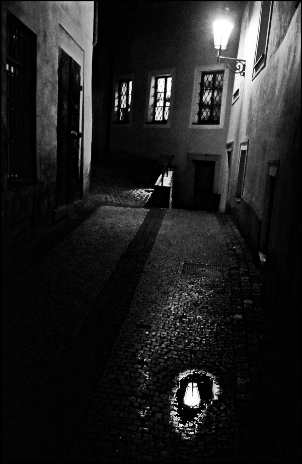 photo "Ночная улочка" tags: black&white, Prag, Prague, Praha