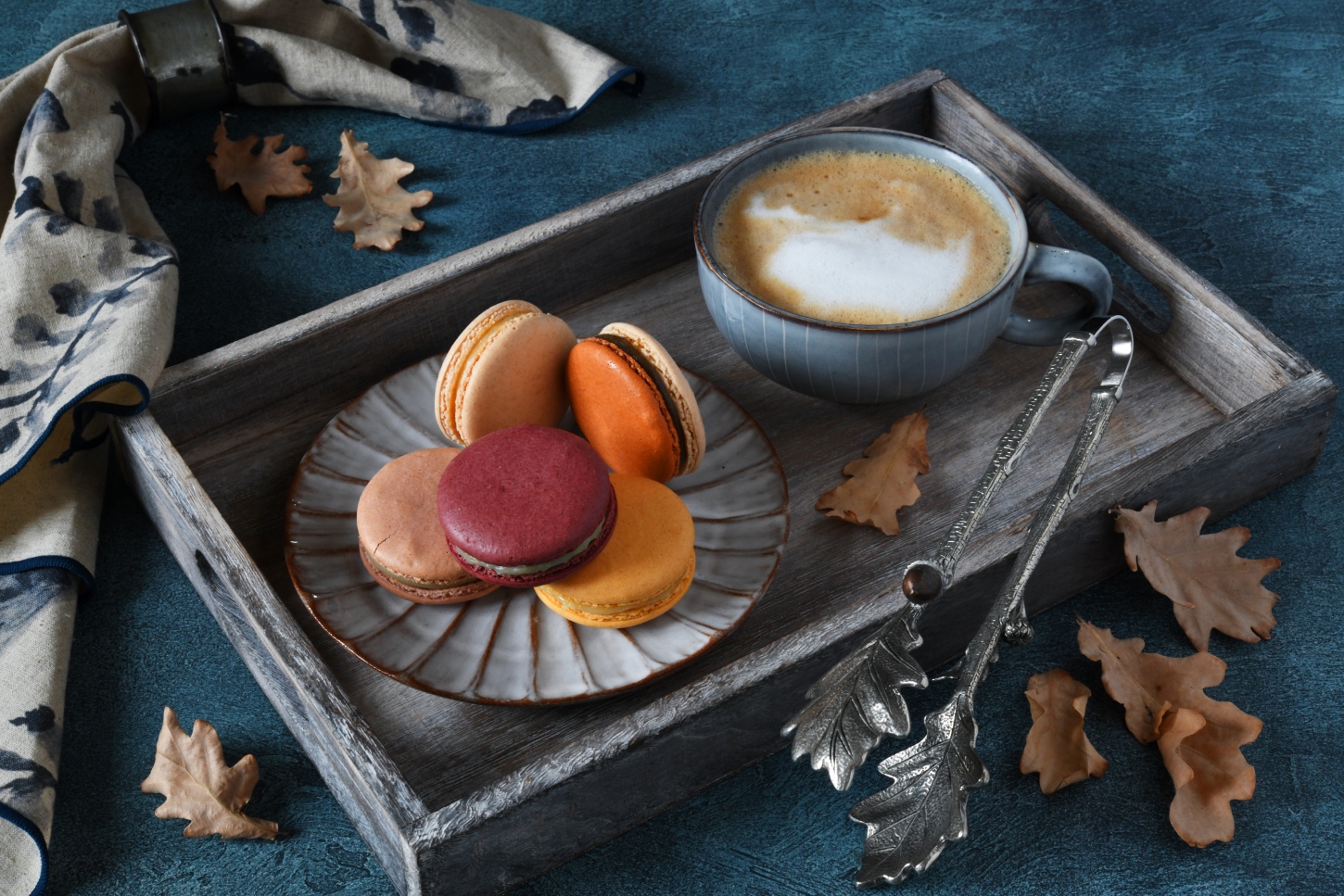 фото "Осенний завтрак с печеньем макарон" метки: макро и крупный план, Кофе, деревянный поднос, осенние листья, печенье макарон, салфетка, чашка