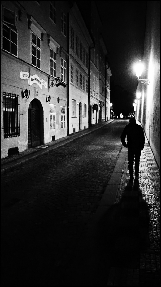 photo "Ночная улица и фигура" tags: black&white, Prag, Prague, Praha