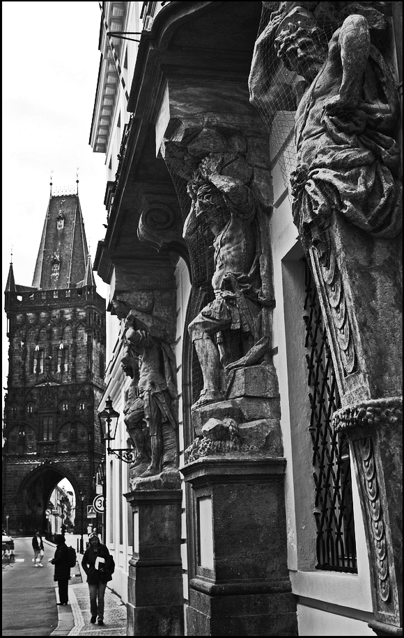 photo "Башня и статуи" tags: black&white, architecture, Prag, Prague, Praha