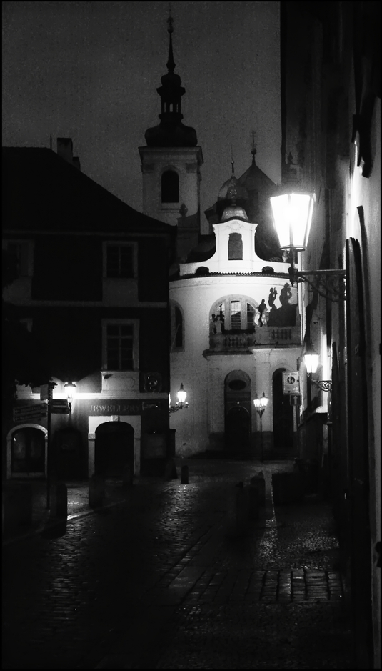 photo "Ночной костел и улица" tags: black&white, Prag, Prague, Praha