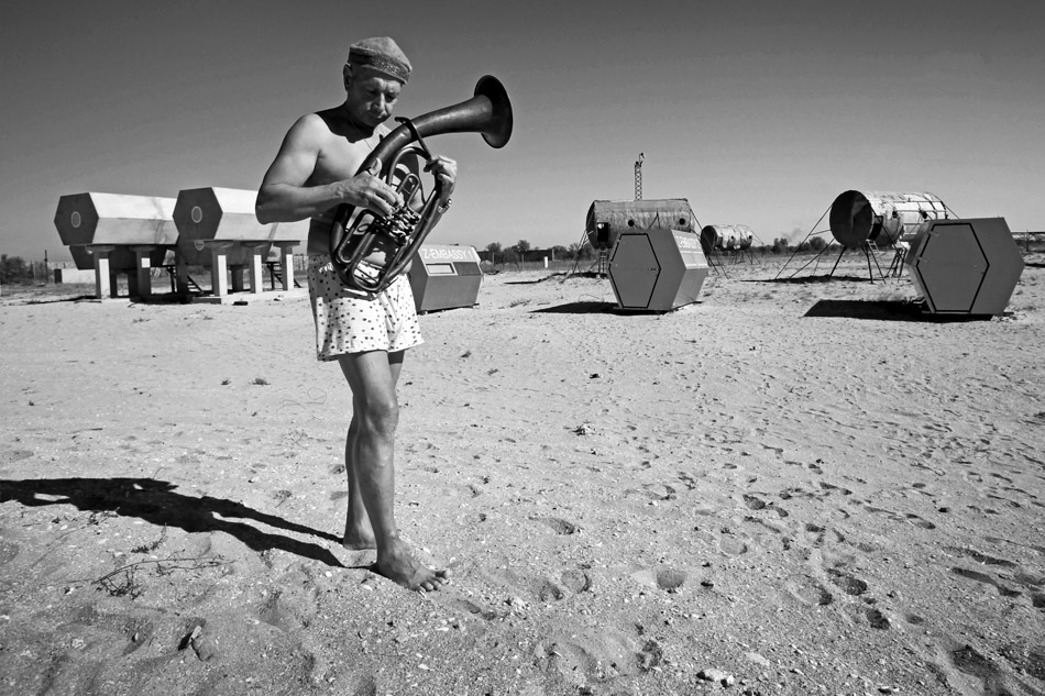 photo "***" tags: black&white, Crimea, beach, Казантип, трубач