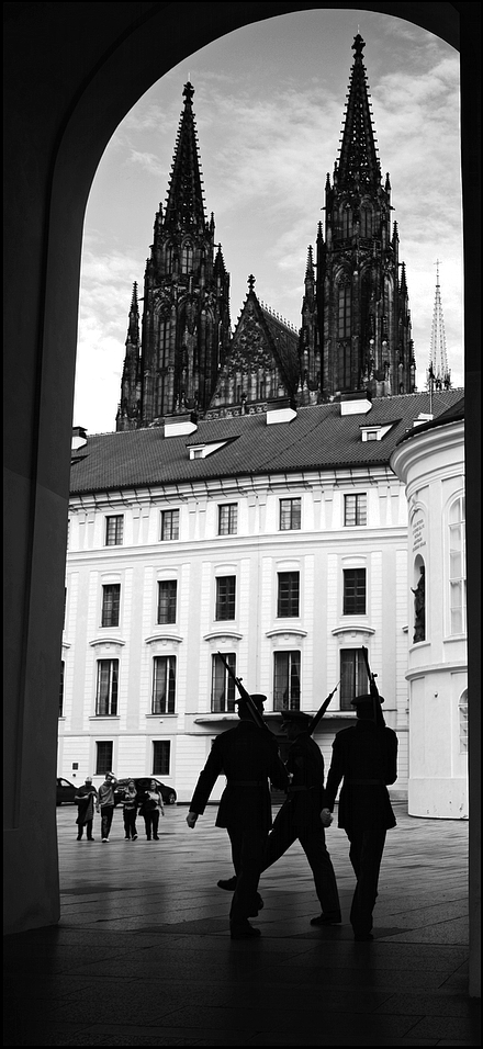 photo "Ворота во двор" tags: black&white, architecture, Prag, Prague, Praha