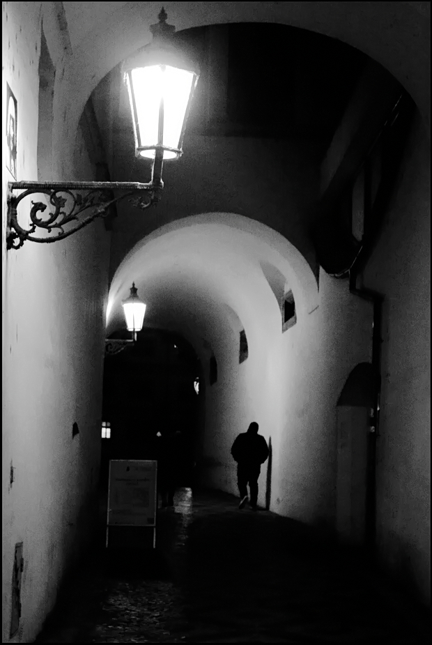 photo "Ночные фонари и проход" tags: black&white, Prag, Prague, Praha
