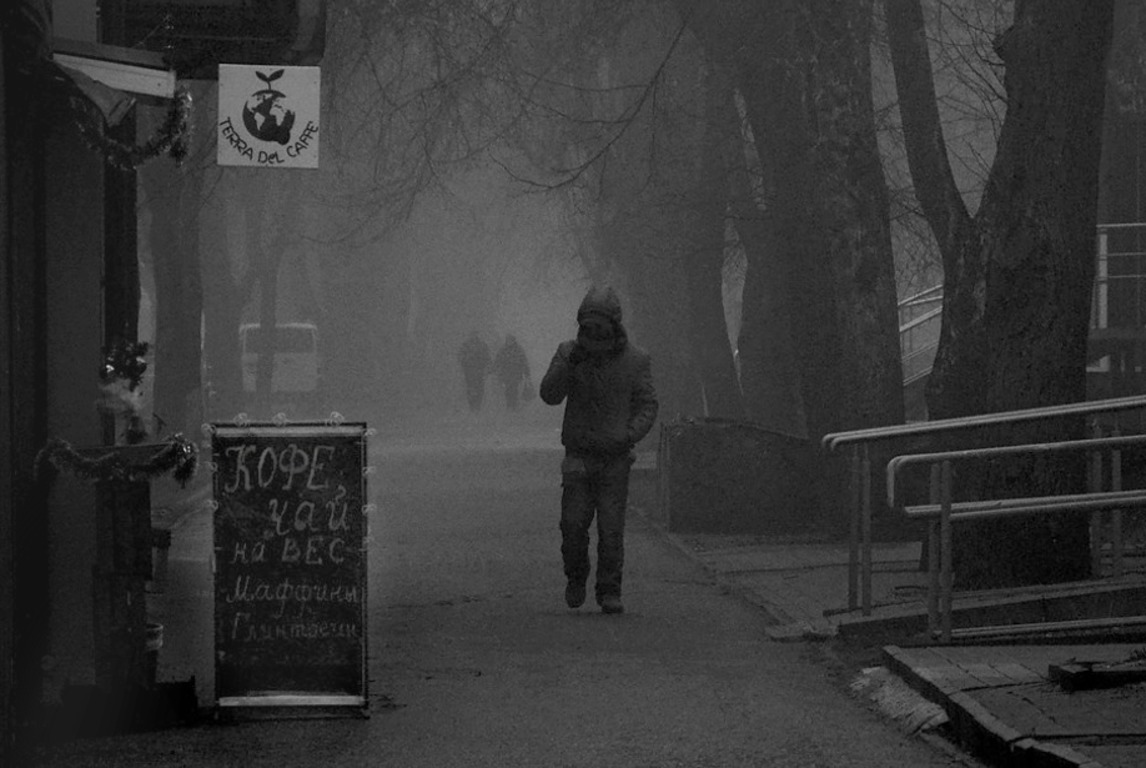 photo "Утро, мокрый снег..."Господа, хоть и погода плохая, давайте улыбаться. P.S. вдруг нас фотографируют"" tags: misc., street, black&white, 