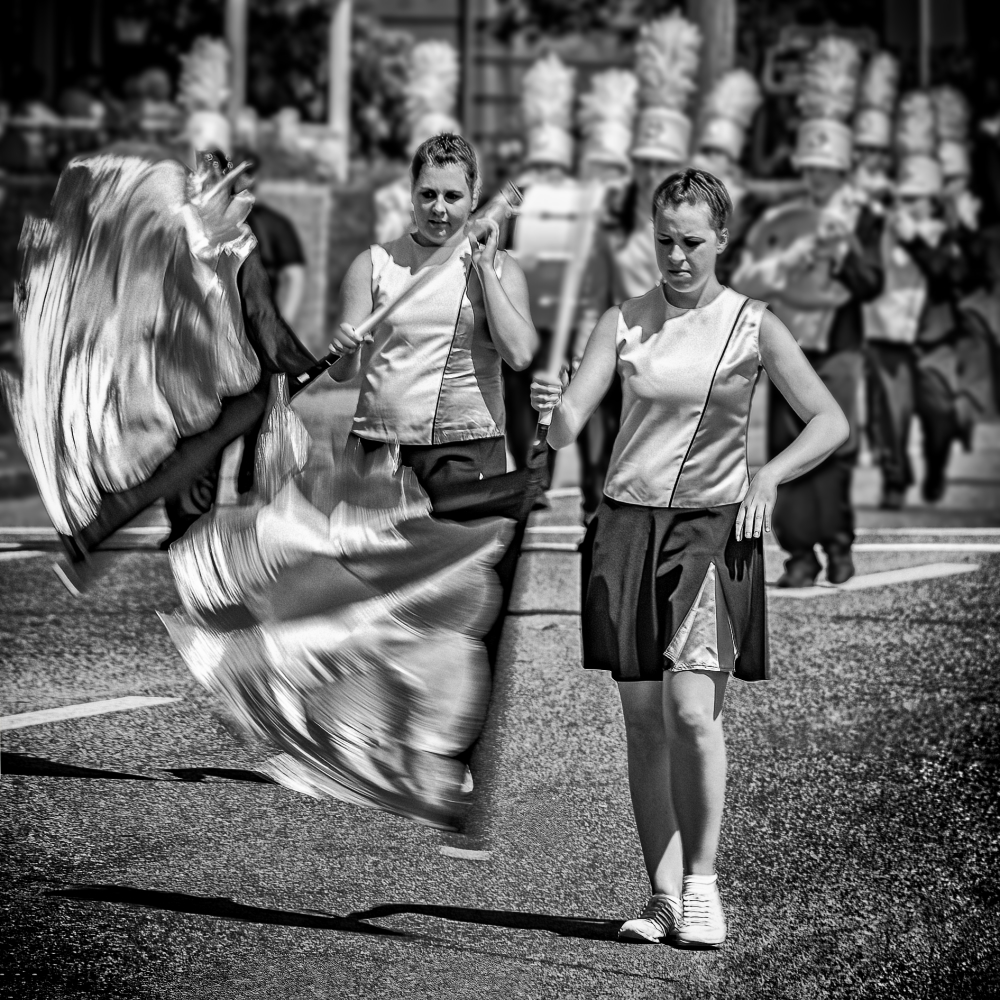 photo "Cheerleaders" tags: street, 