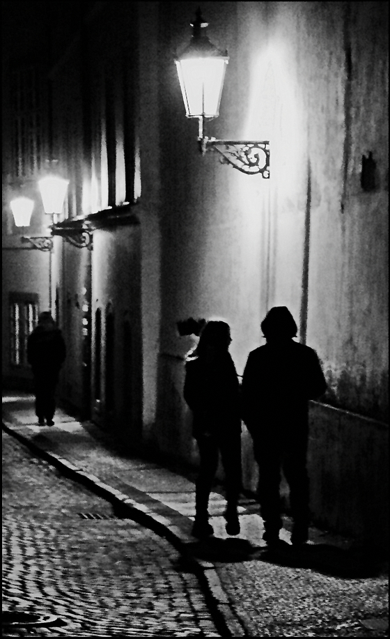 photo "Ночные фонари и фигуры-2" tags: black&white, Prag, Prague, Praha
