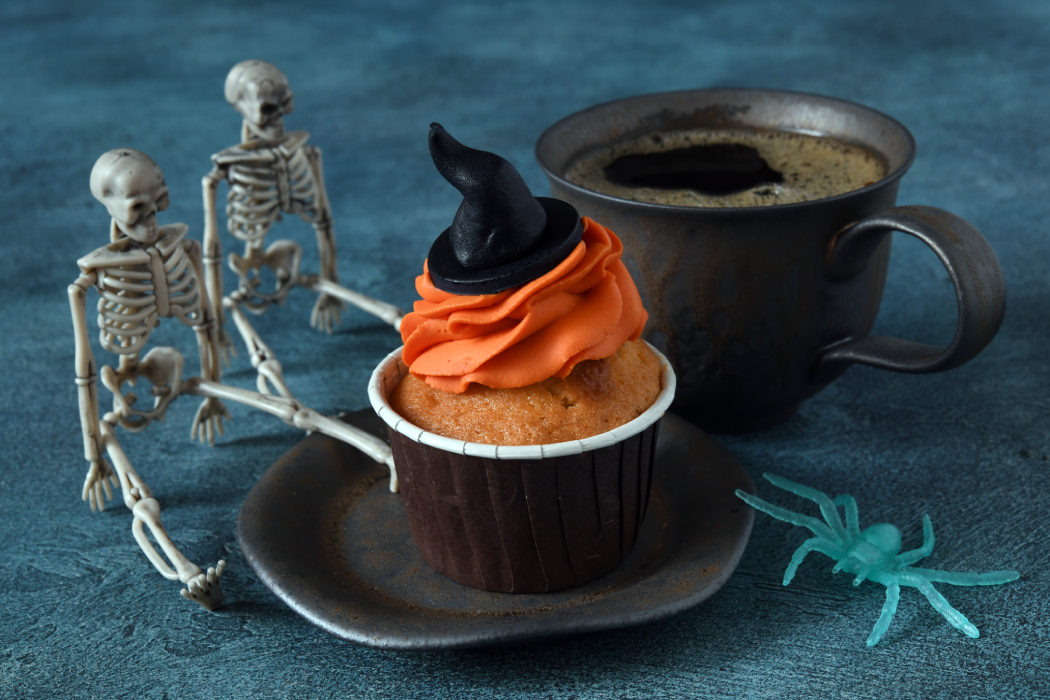 фото "Кофе на Хэллоуин" метки: макро и крупный план, Хэллоуин, десерт шляпа ведьмы, паук, скелеты, чашка кофе