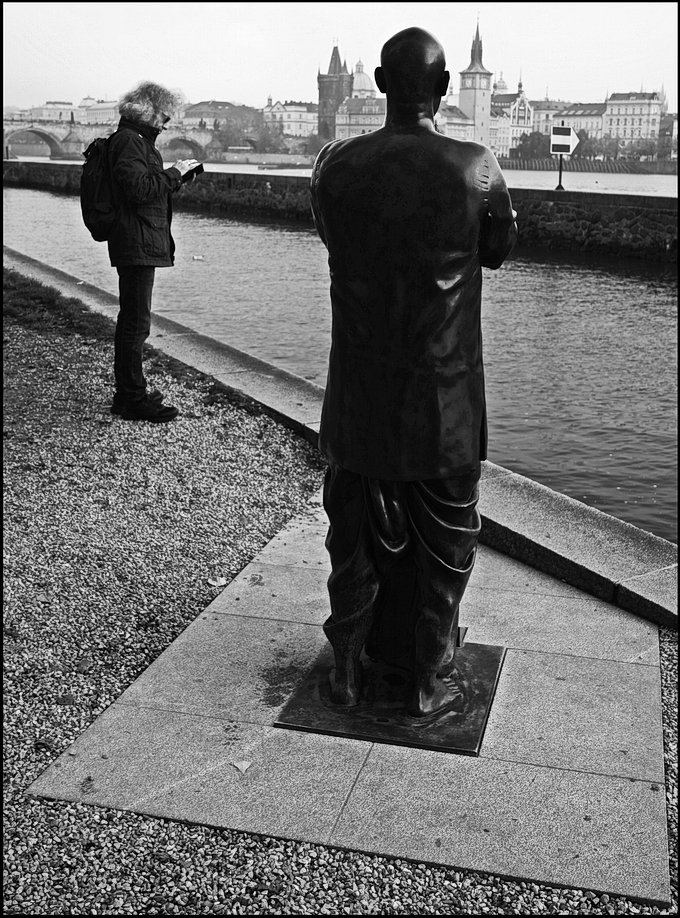 photo "Человек и статуя" tags: black&white, Prag, Prague, Praha