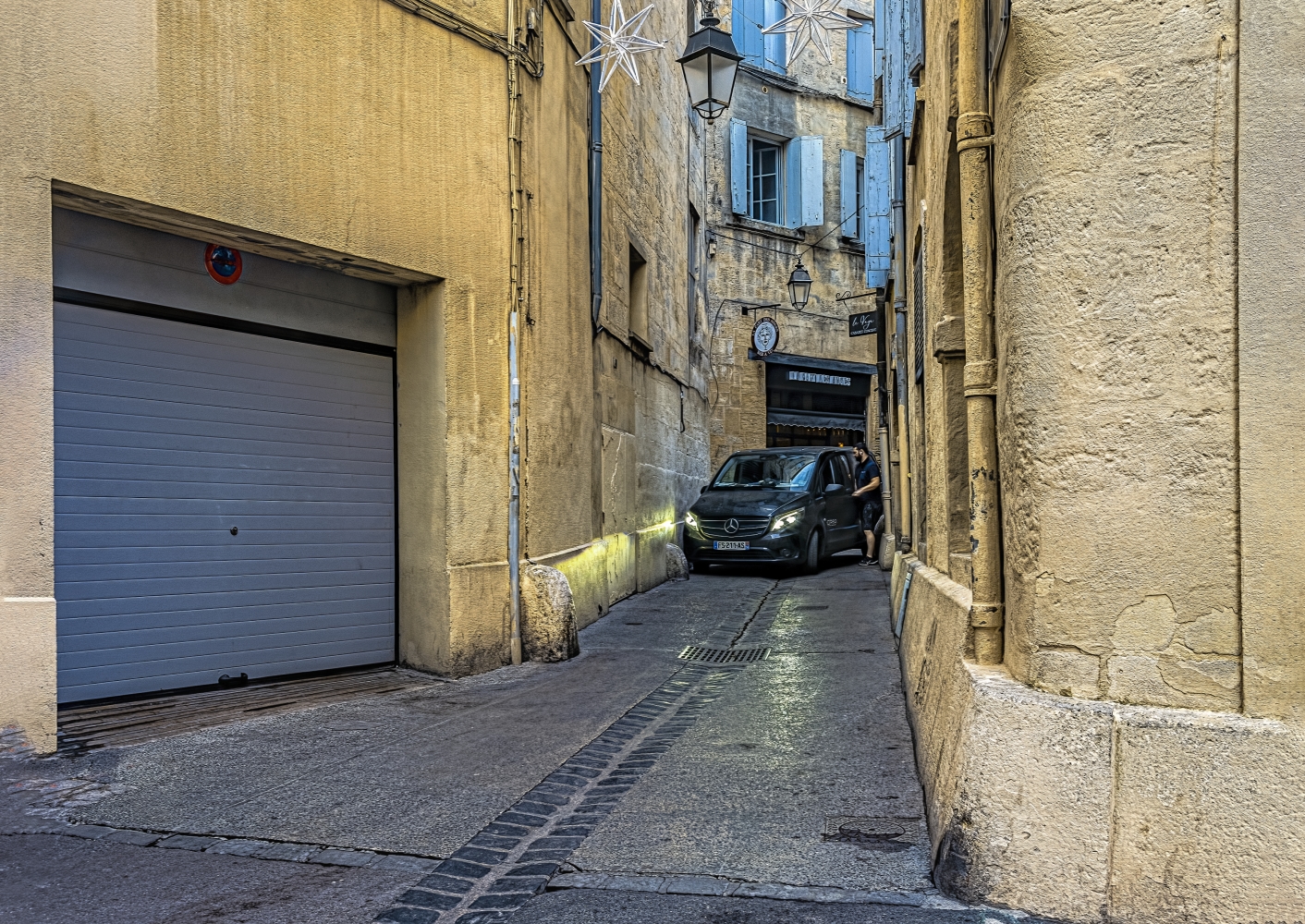 photo "Garage is near" tags: architecture, 