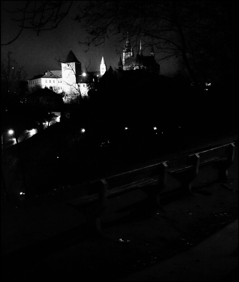 photo "Ночной вид на Пражский Град" tags: black&white, architecture, Prag, Prague, Praha