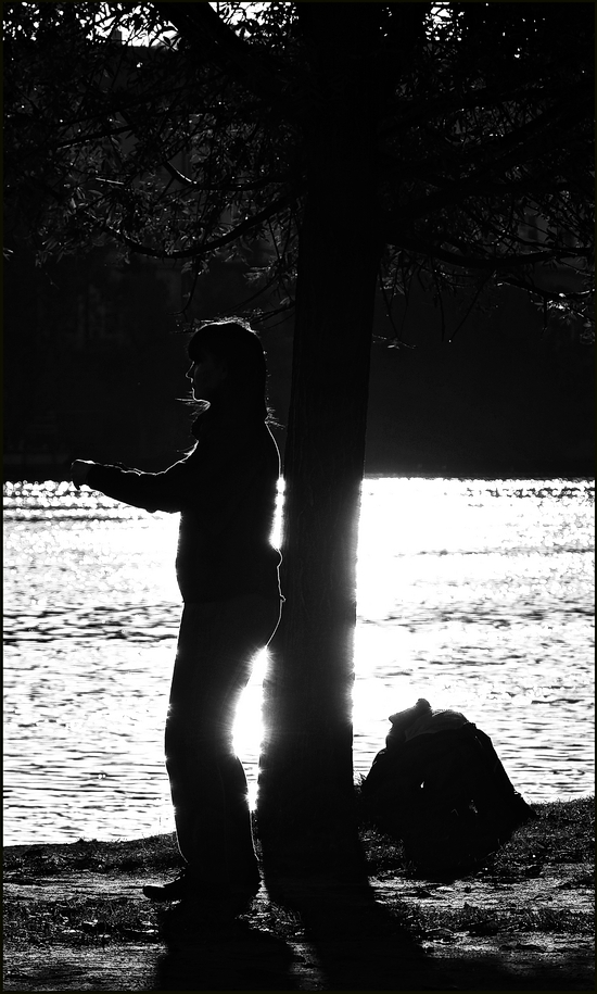 photo "Фигура и дерево" tags: black&white, Prag, Prague, Praha