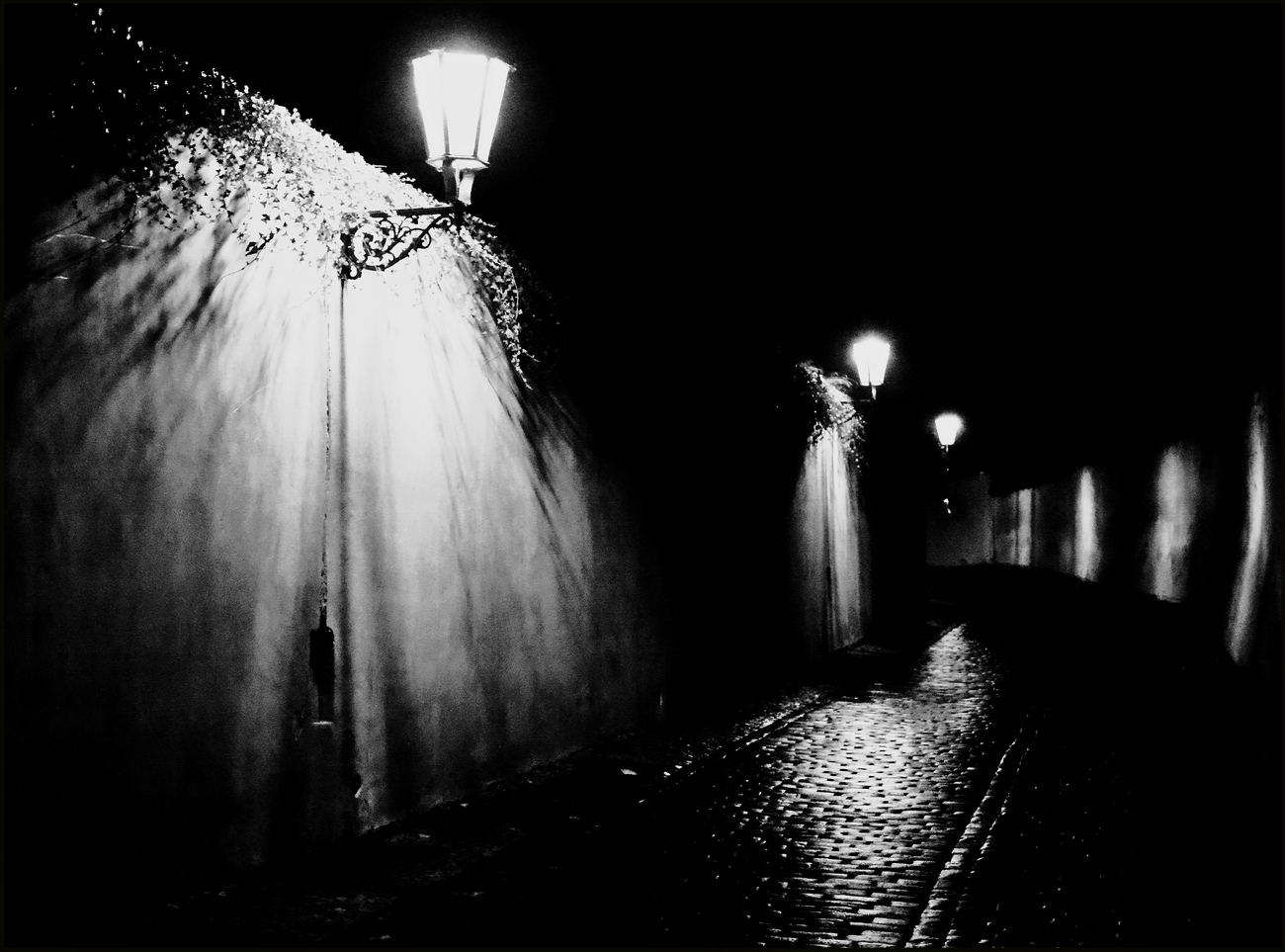 photo "Ночные фонари и стены" tags: black&white, Prag, Prague, Praha