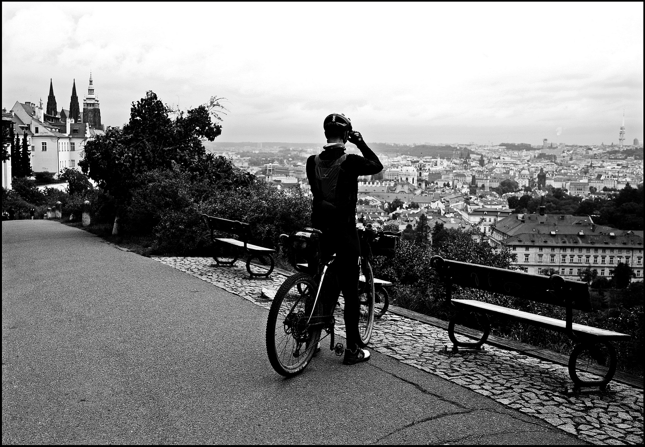 photo "Велосипедист и Прага" tags: black&white, Prag, Prague, Praha