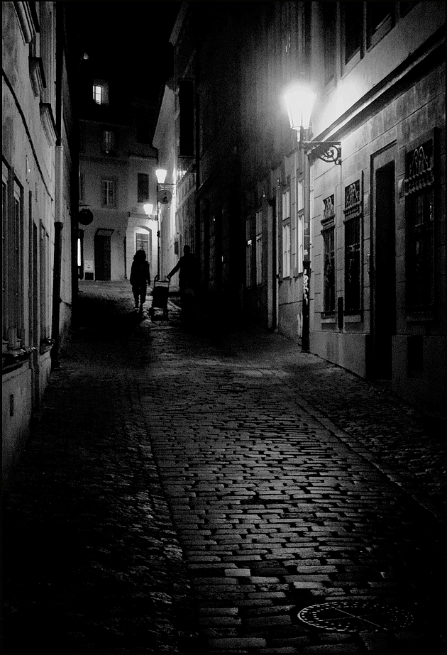 photo "Ночная улочка-2" tags: black&white, Prag, Prague, Praha