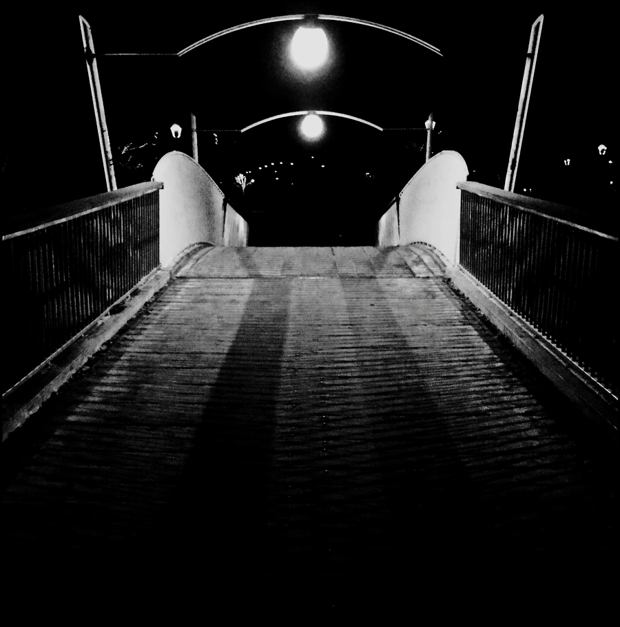 photo "Ночной пешеходный мост" tags: black&white, Prag, Prague, Praha