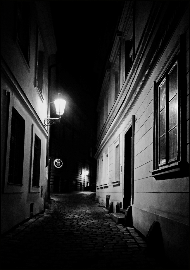 photo "Ночная улочка-3" tags: black&white, Prag, Prague, Praha