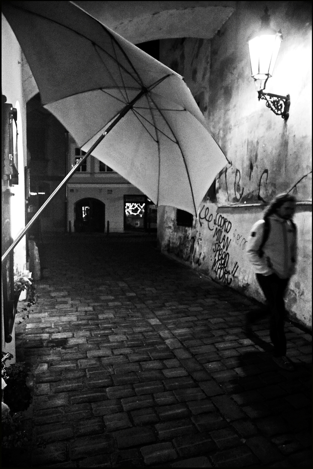 photo "Ночная улочка, зонтик и фигура" tags: black&white, Prag, Prague, Praha