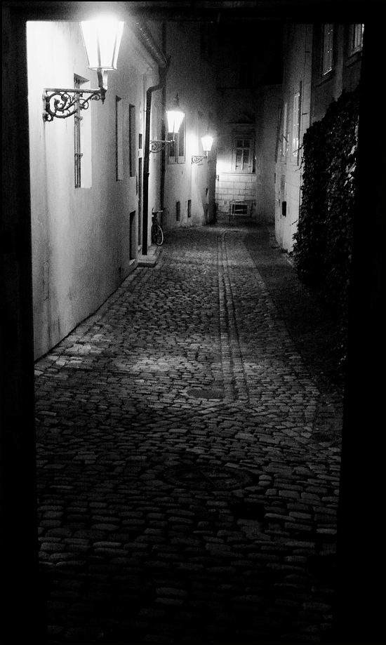 photo "Улочка и вход" tags: black&white, Prag, Prague, Praha